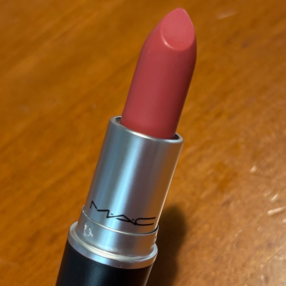MAC Retro Matte Lipstick Runway Hit - Picture 9 of 16